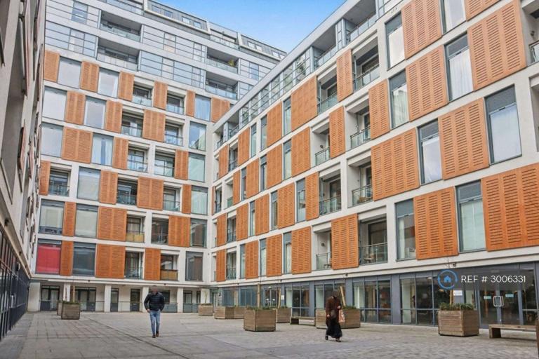 Flat Thorparch Road in Greater London
