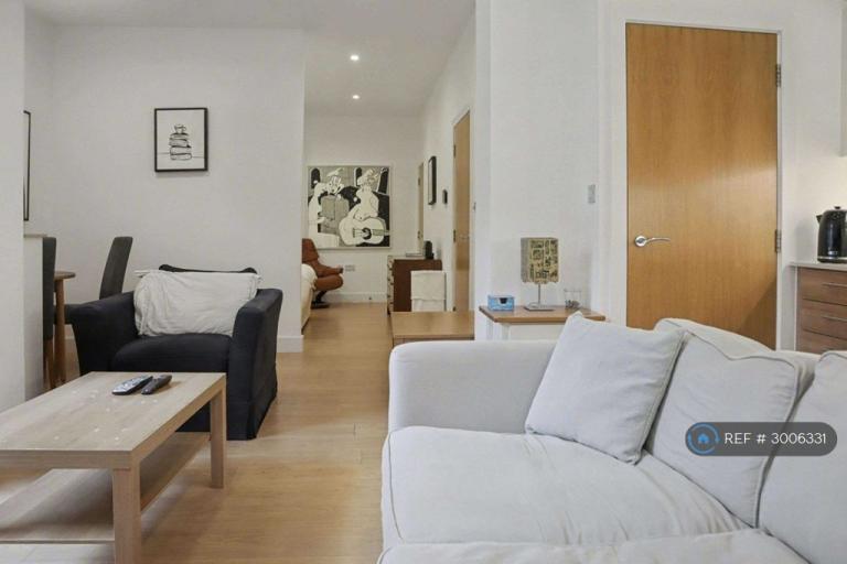 Flat Thorparch Road in Greater London
