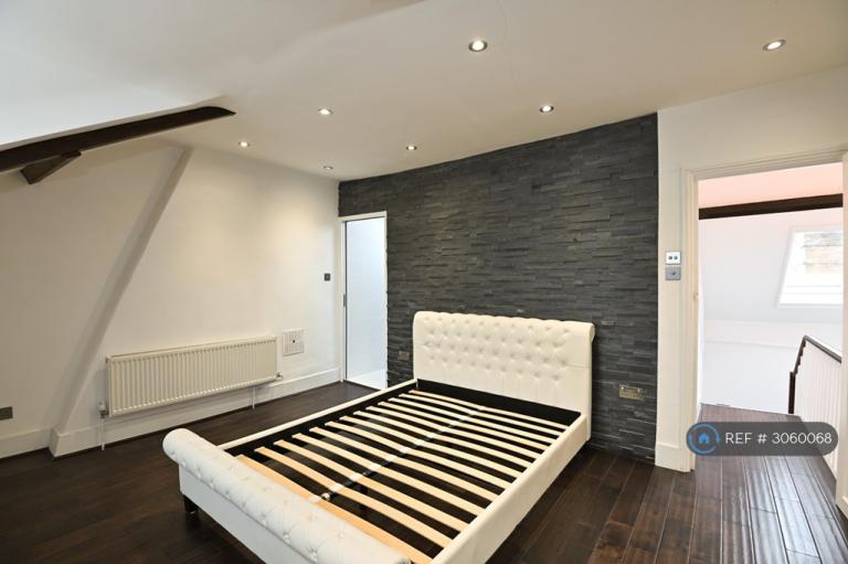 Flat Fyfield Road in Greater London