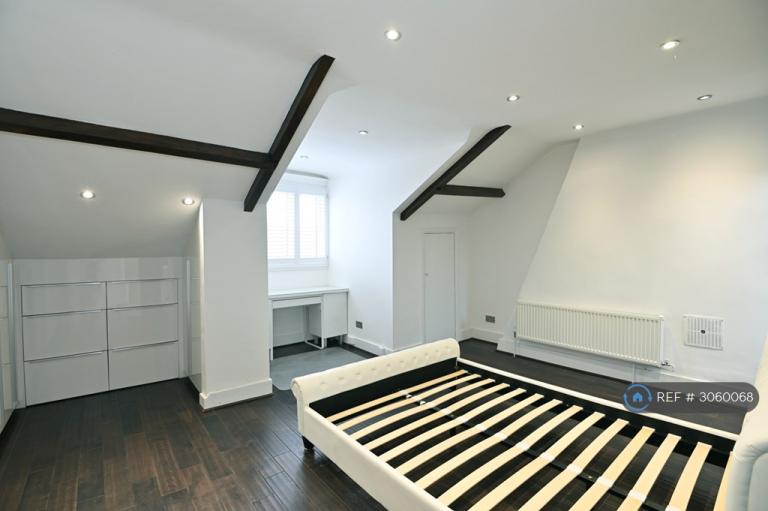 Flat Fyfield Road in Greater London