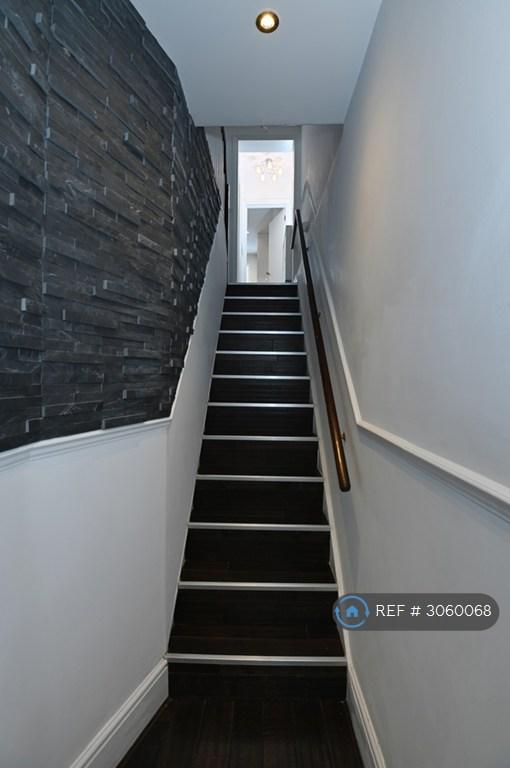 Flat Fyfield Road in Greater London