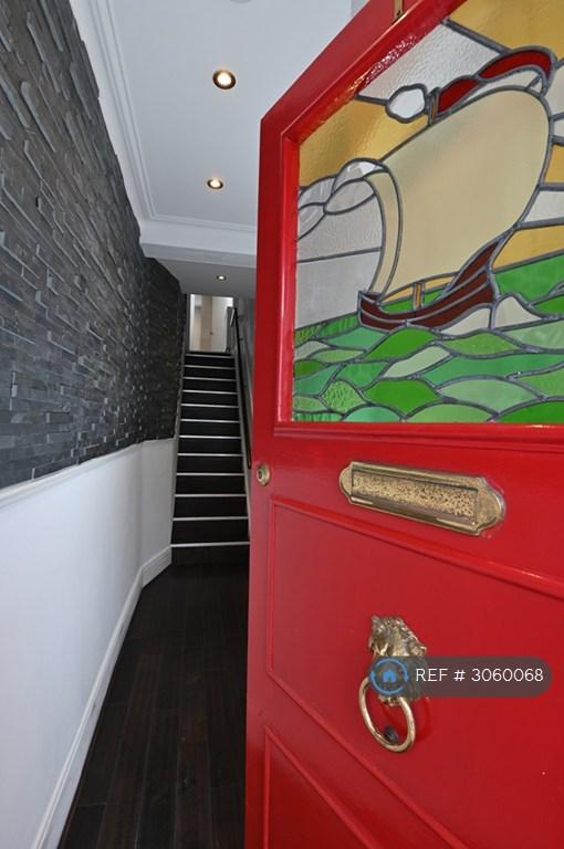 Flat Fyfield Road in Greater London