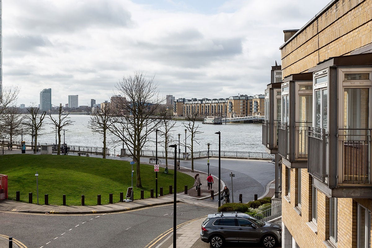 Flat Dundee Wharf in Greater London