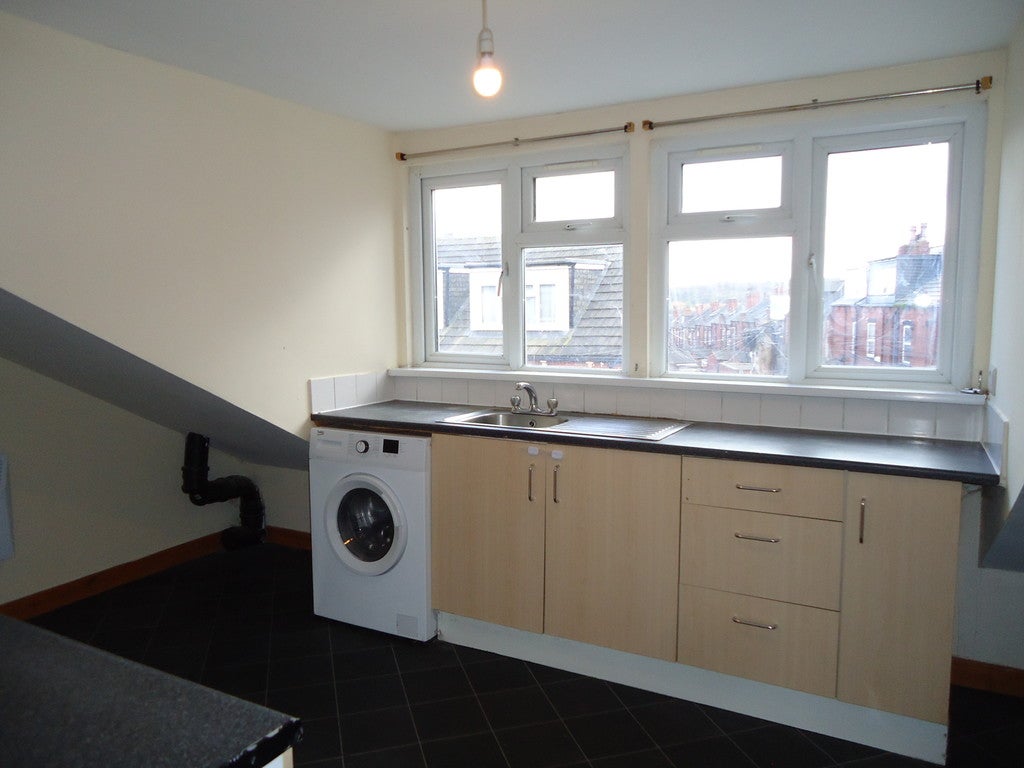 Flat Stratford Terrace in Leeds