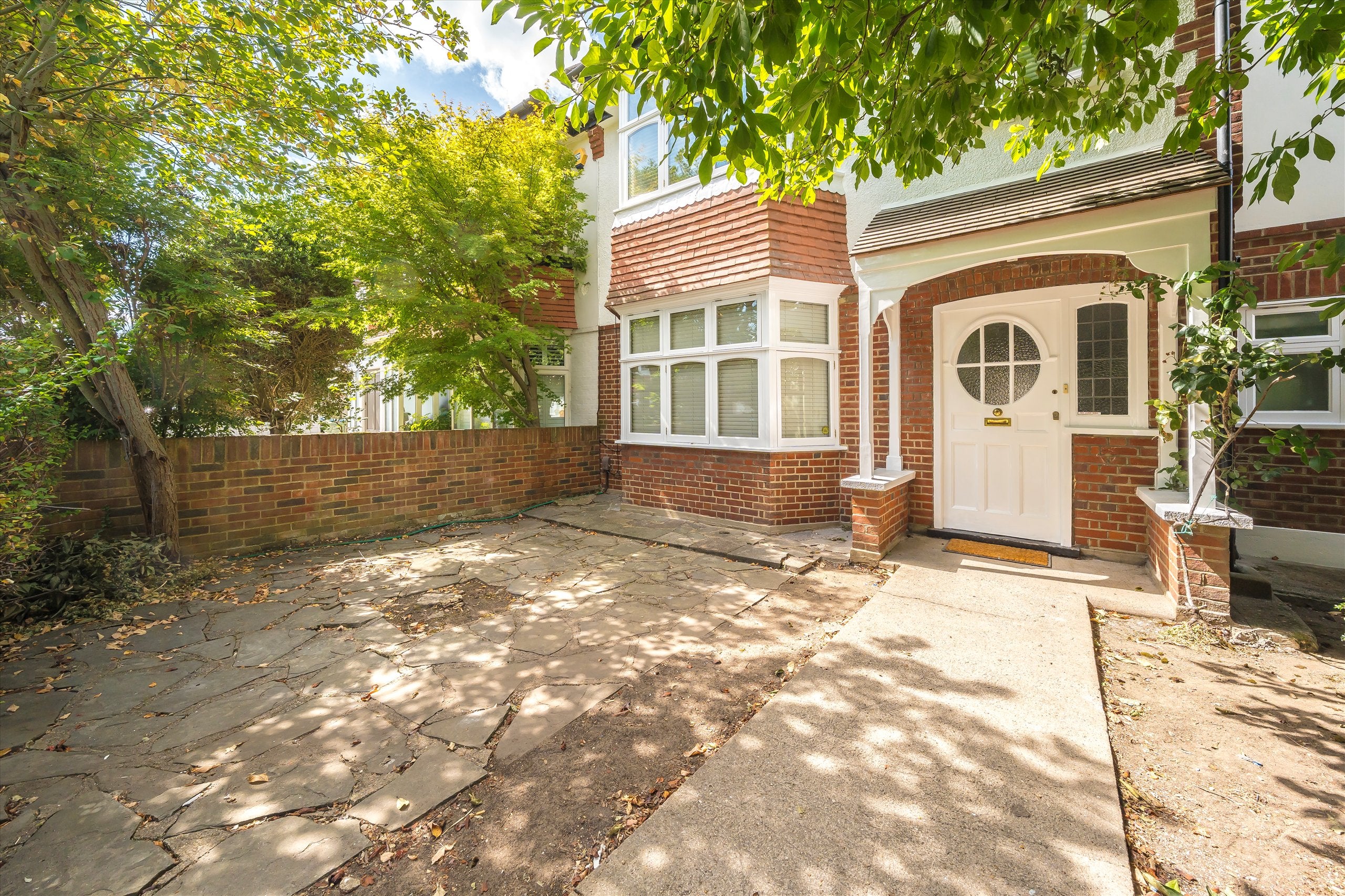 House Denehurst Gardens in Greater London
