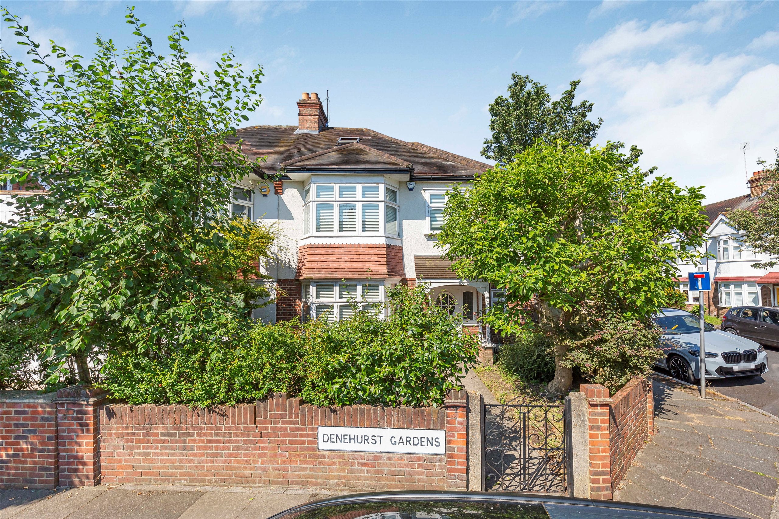 House Denehurst Gardens in Greater London