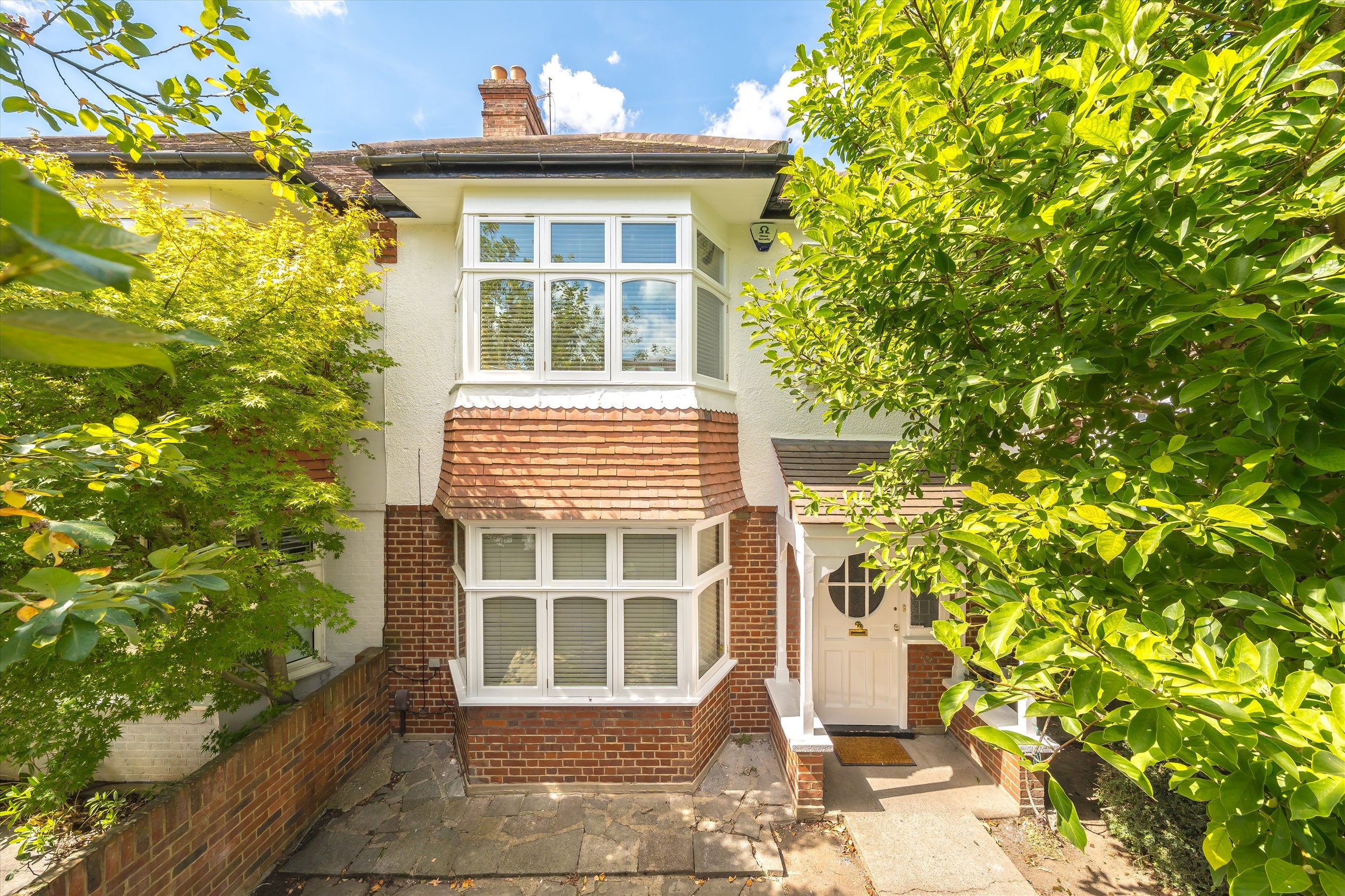 House Denehurst Gardens in Greater London