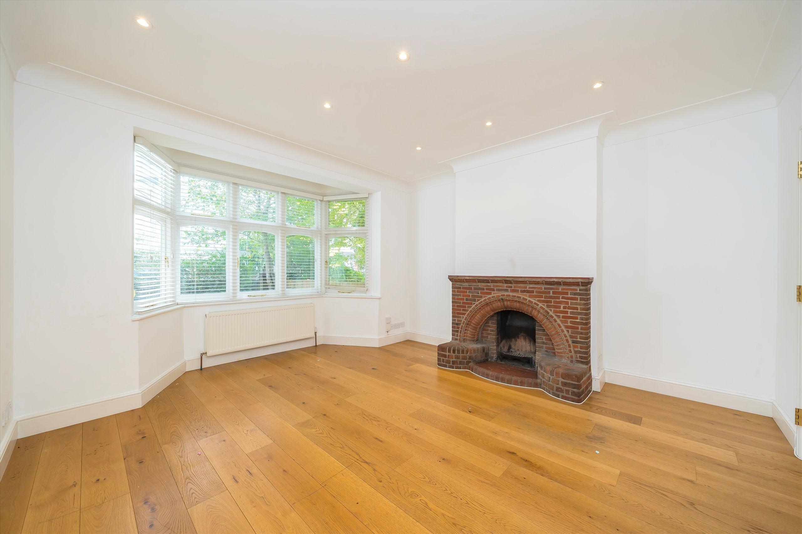 House Denehurst Gardens in Greater London