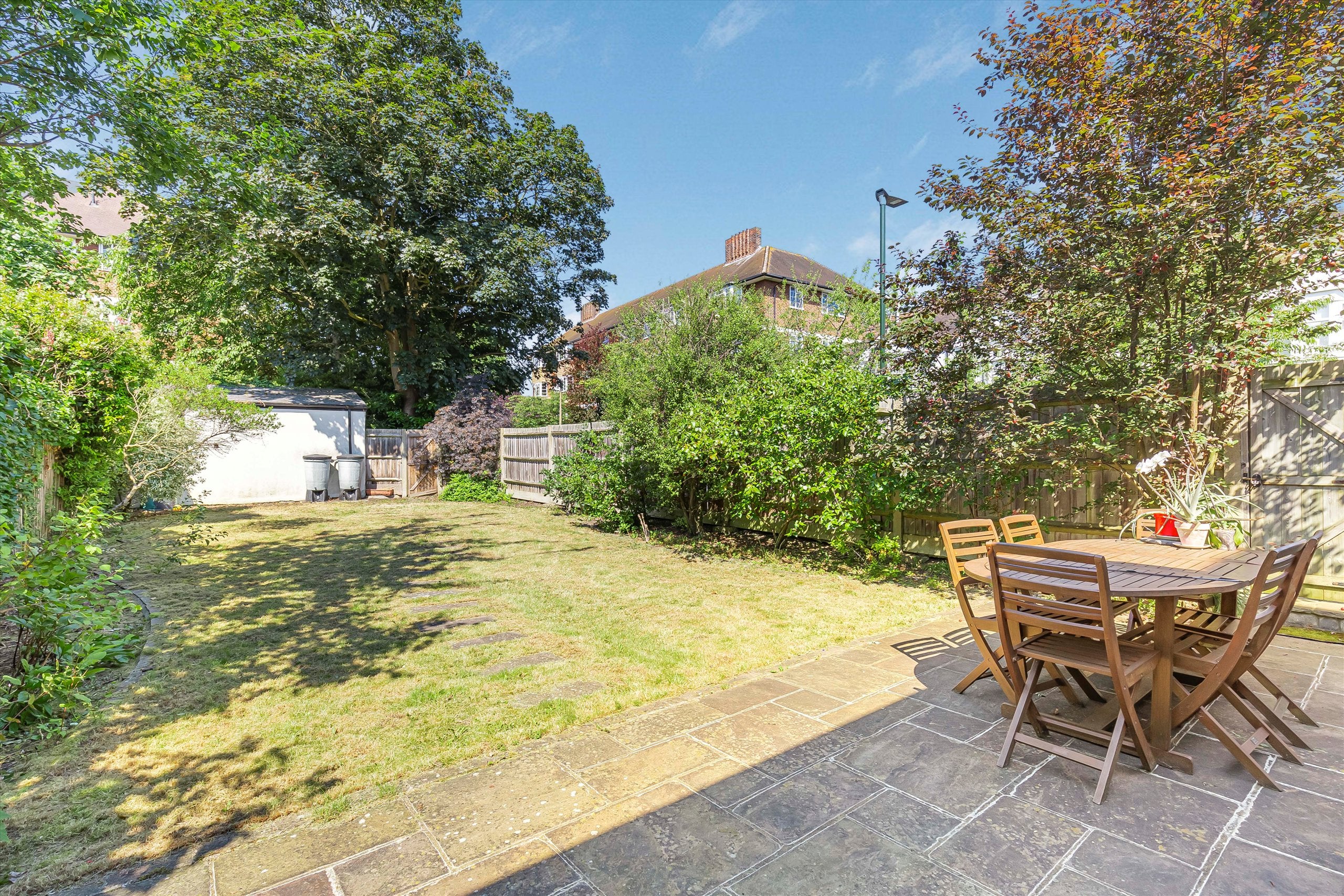 House Denehurst Gardens in Greater London