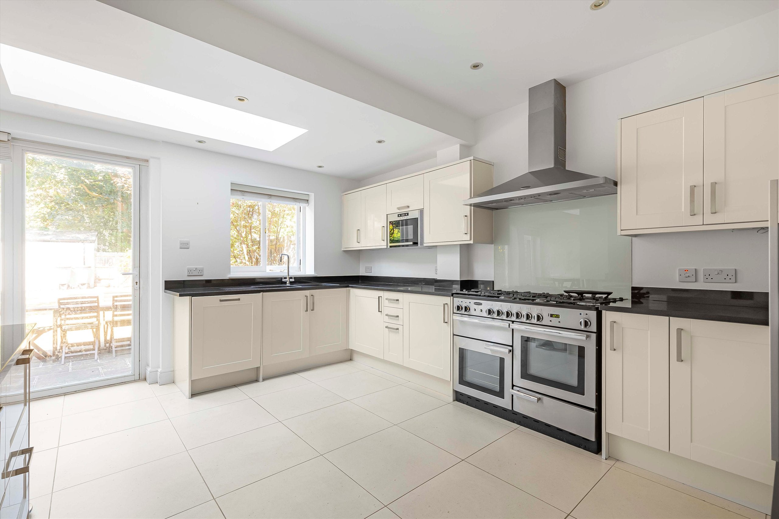 House Denehurst Gardens in Greater London