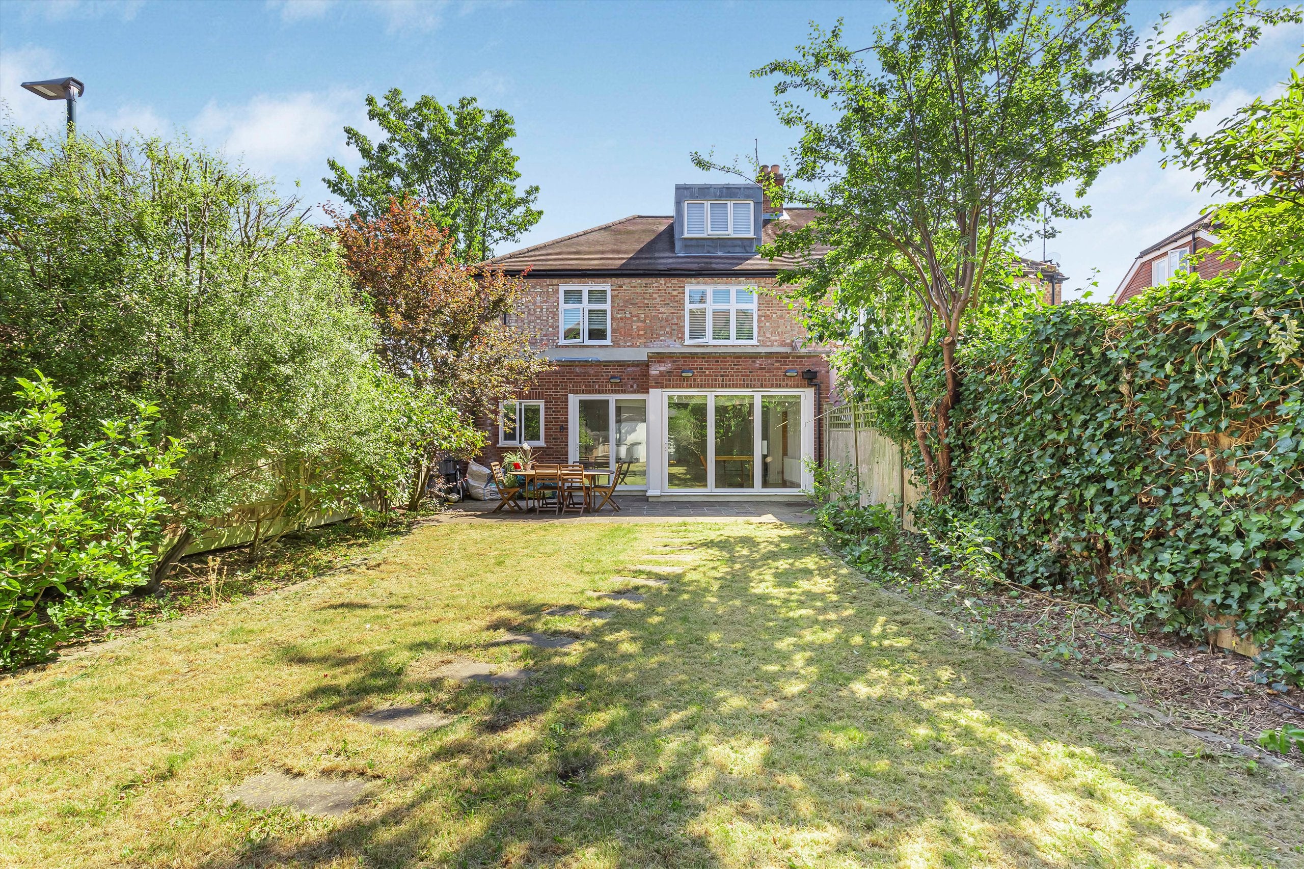House Denehurst Gardens in Greater London