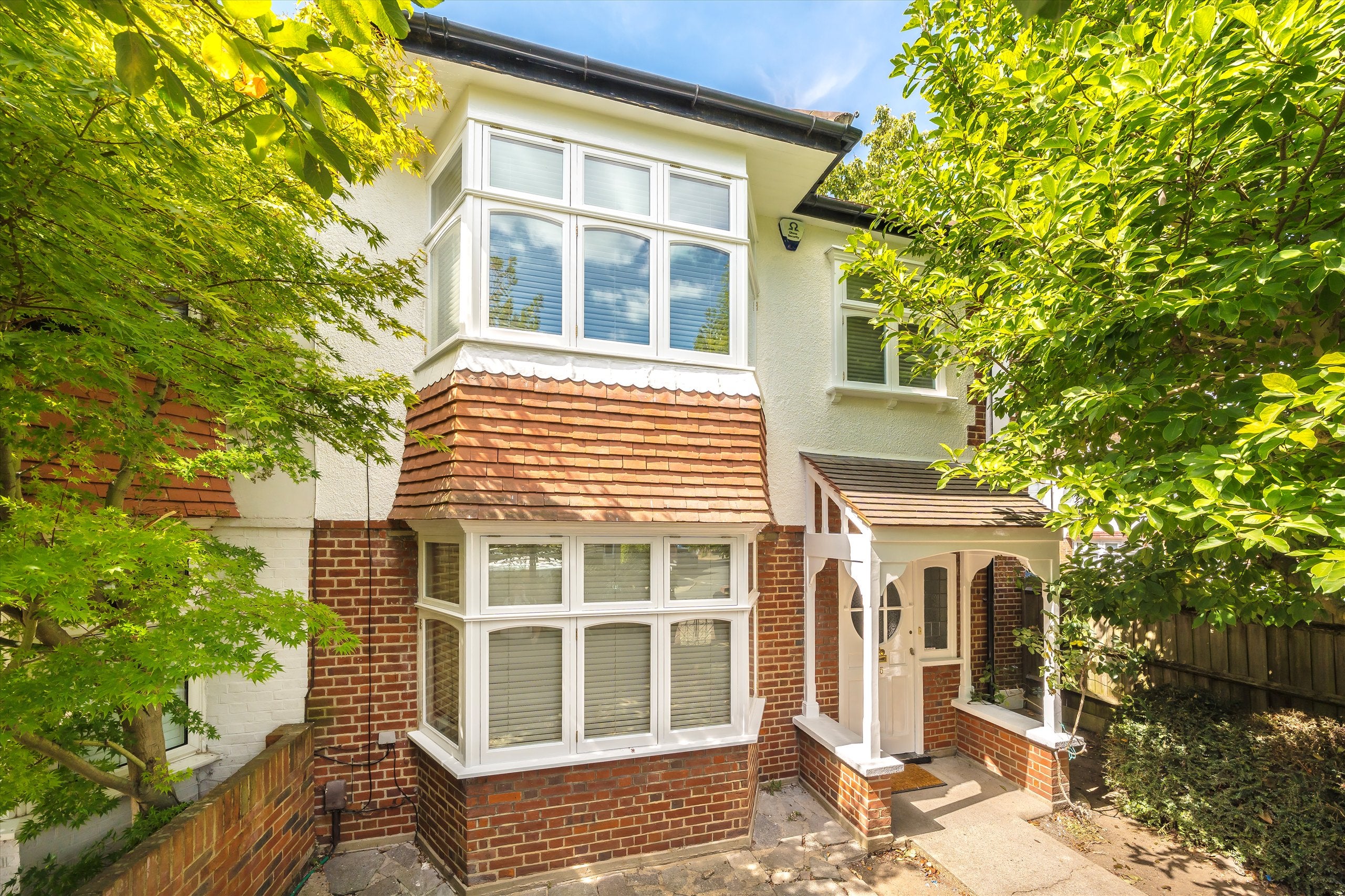 House Denehurst Gardens in Greater London