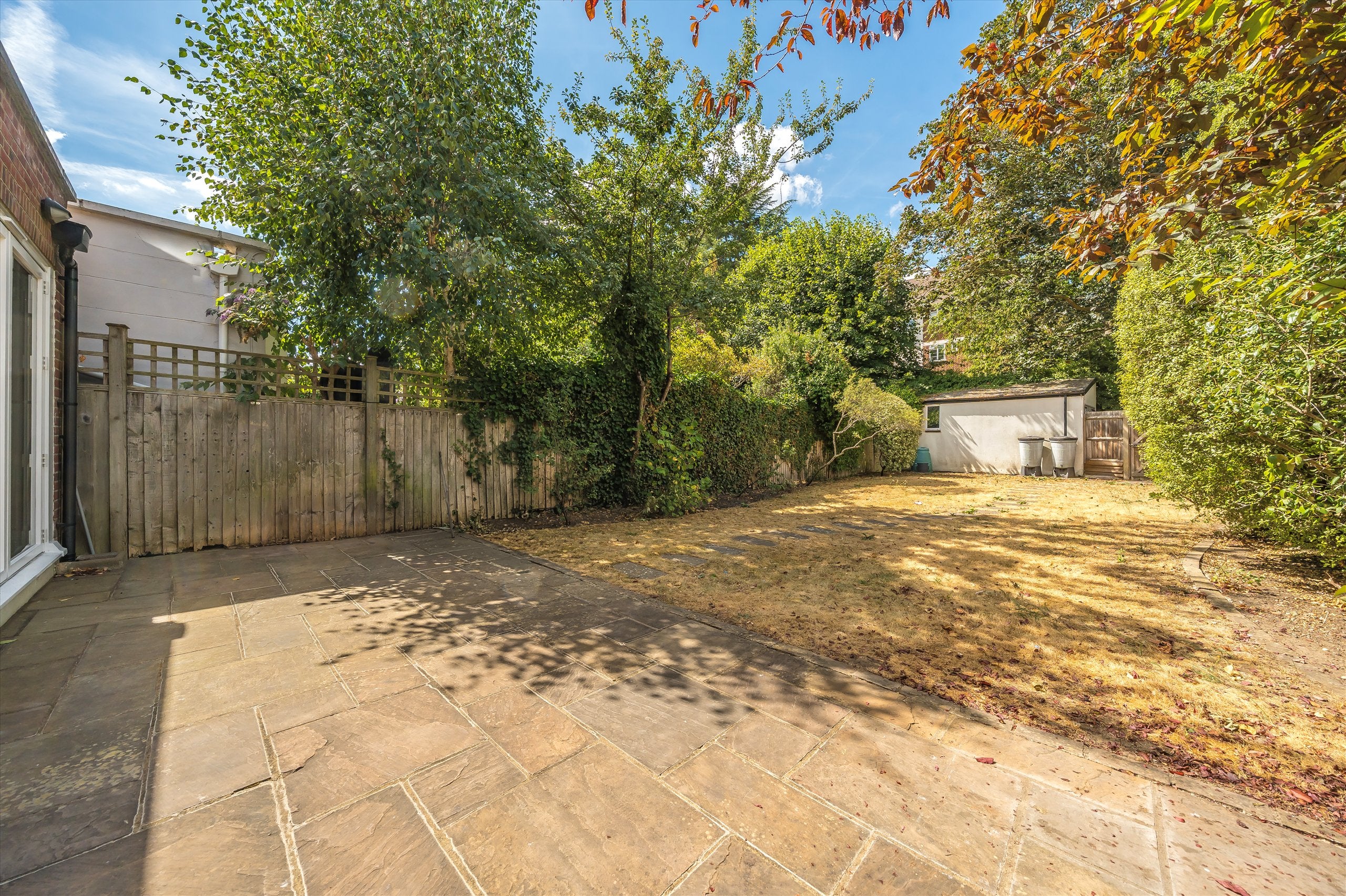House Denehurst Gardens in Greater London