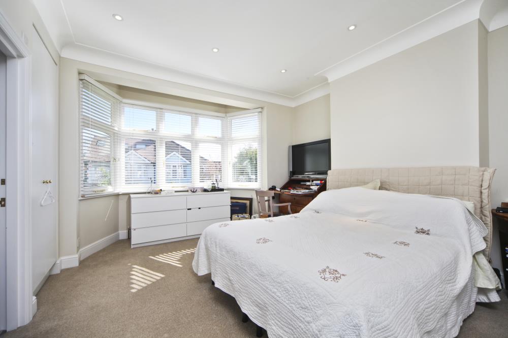 House Denehurst Gardens in Greater London