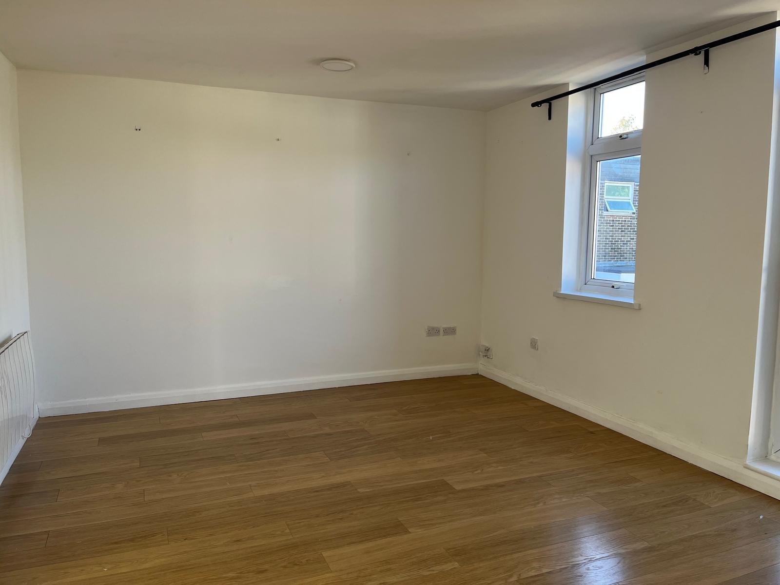 Flat Eastcote Lane in Greater London