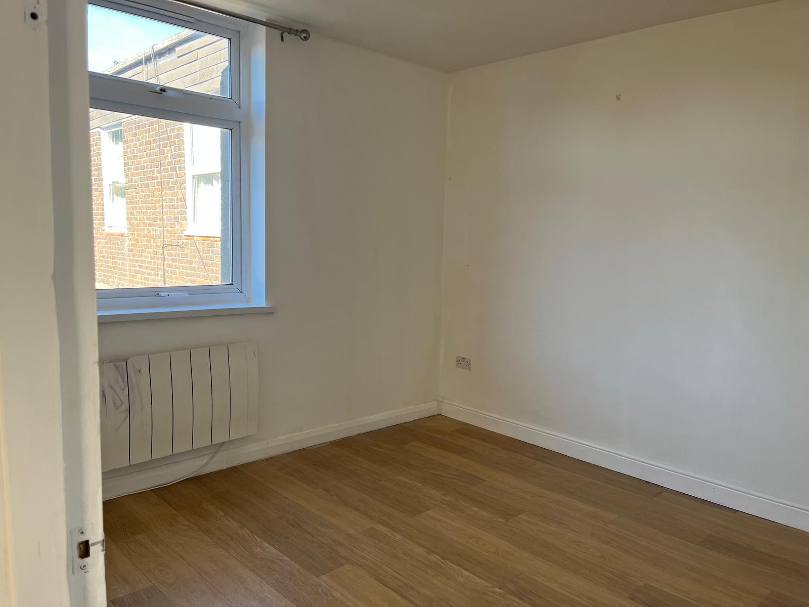 Flat Eastcote Lane in Greater London