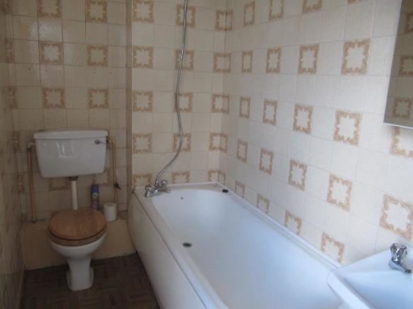Flat Eastcote Lane in Greater London