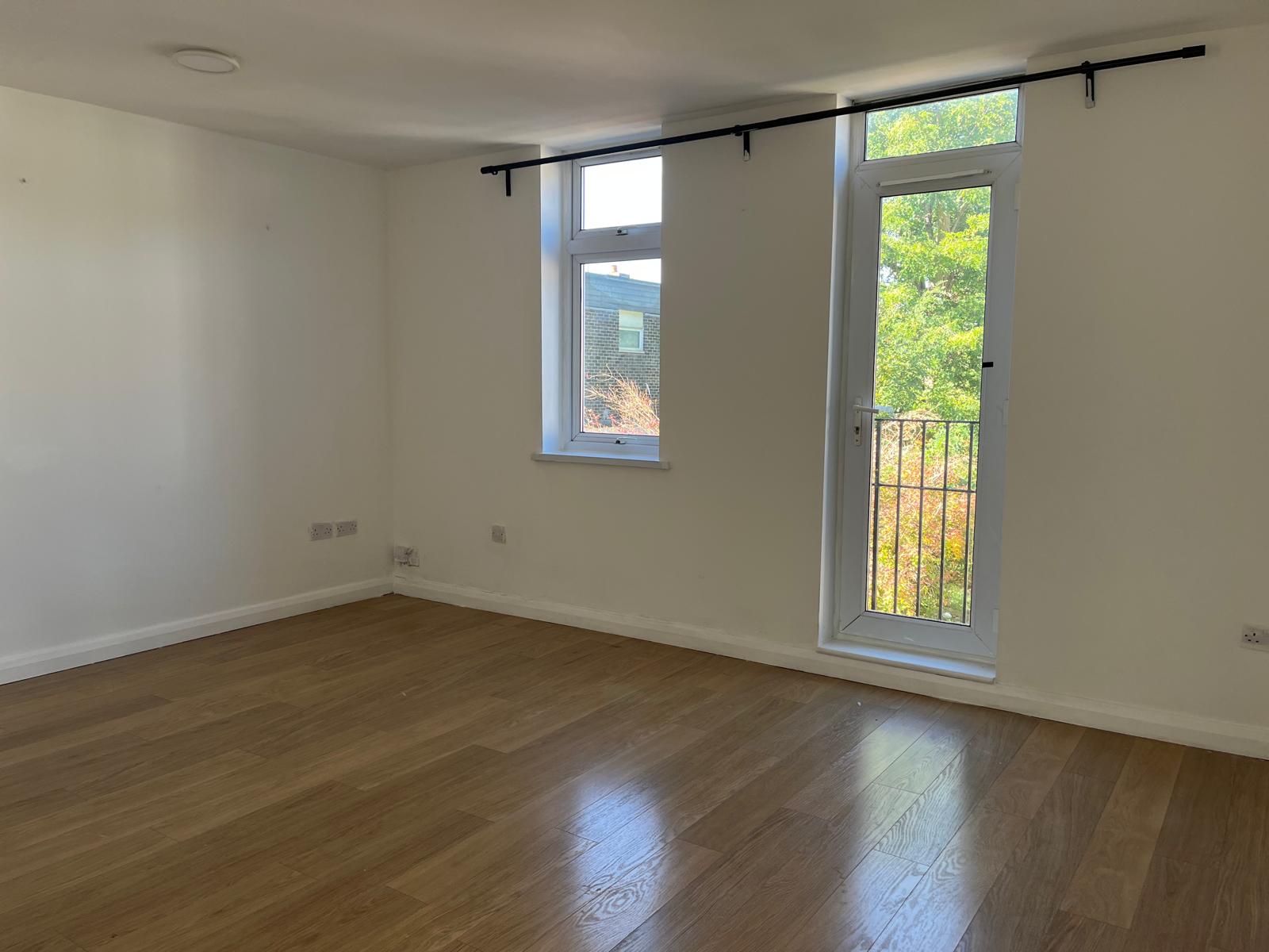 Flat Eastcote Lane in Greater London