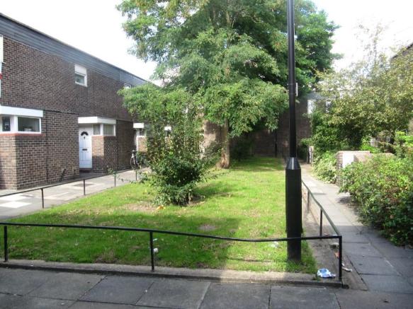 Flat Eastcote Lane in Greater London