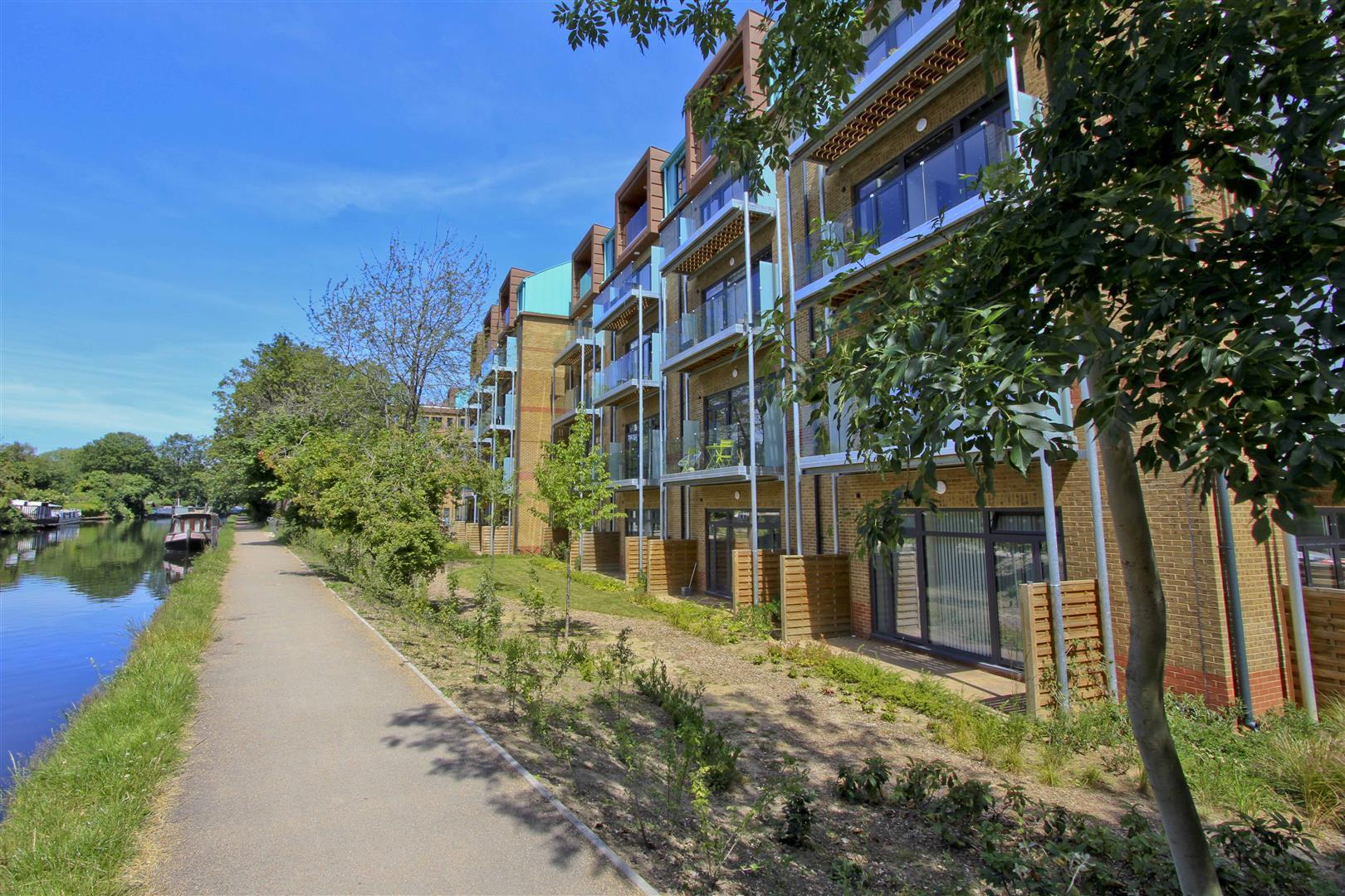 Flat Packetboat Lane in Greater London