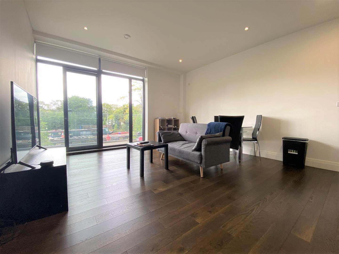 Flat Packetboat Lane in Greater London