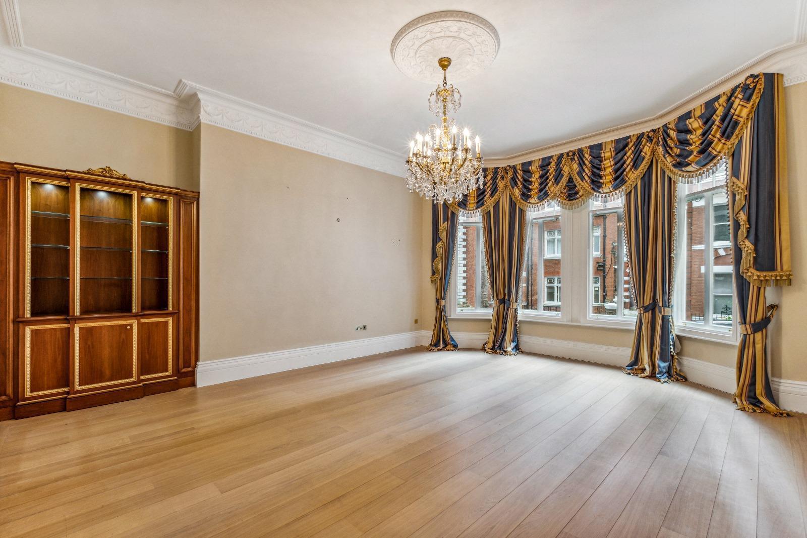 House Cheniston Gardens in Greater London