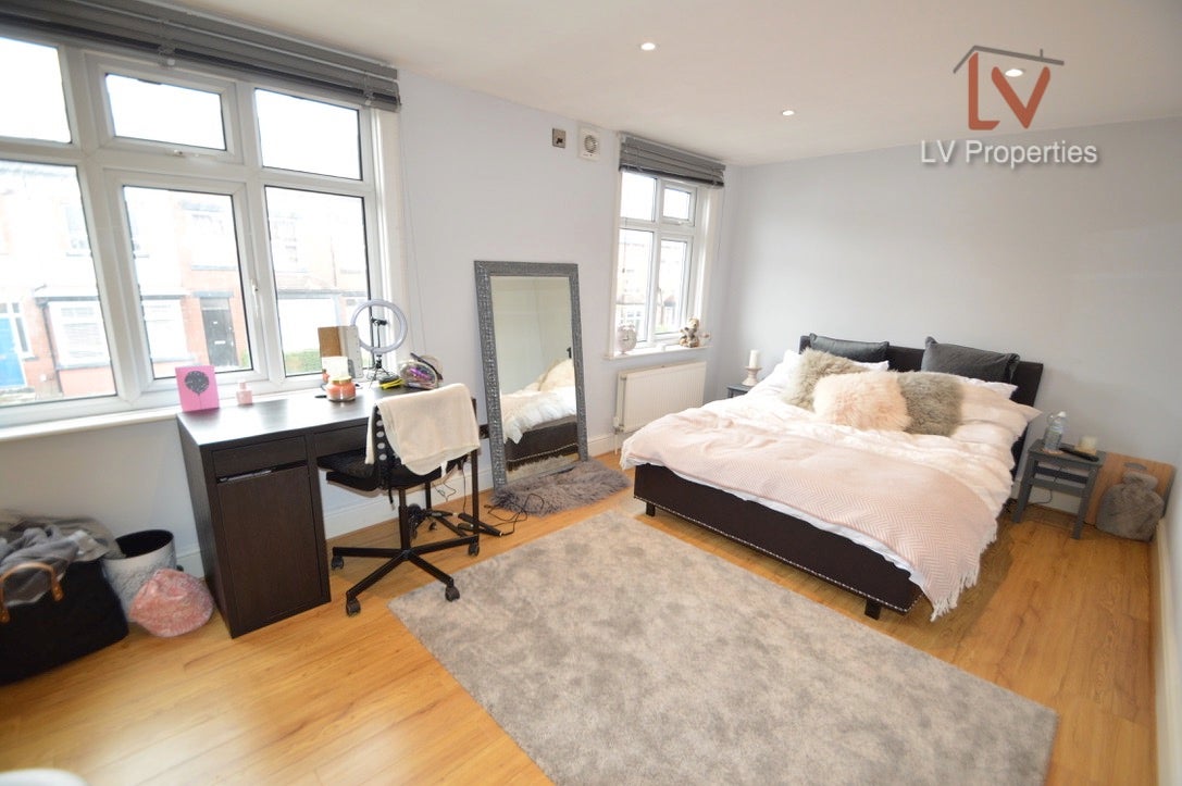 Flat Estcourt Avenue in Leeds