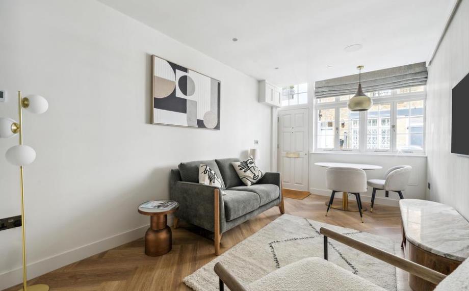 House Radnor Mews in City of Westminster