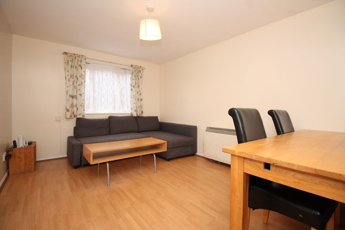 Flat Telegraph Place in Greater London