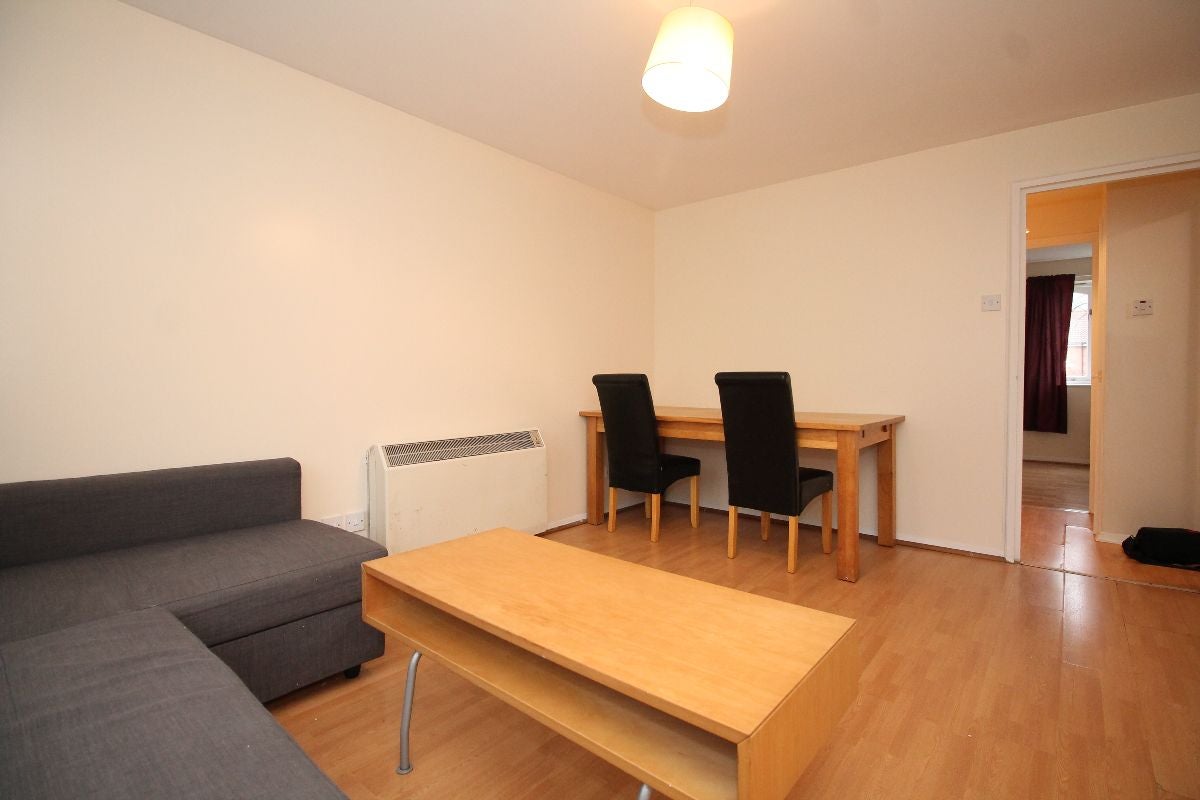 Flat Telegraph Place in Greater London