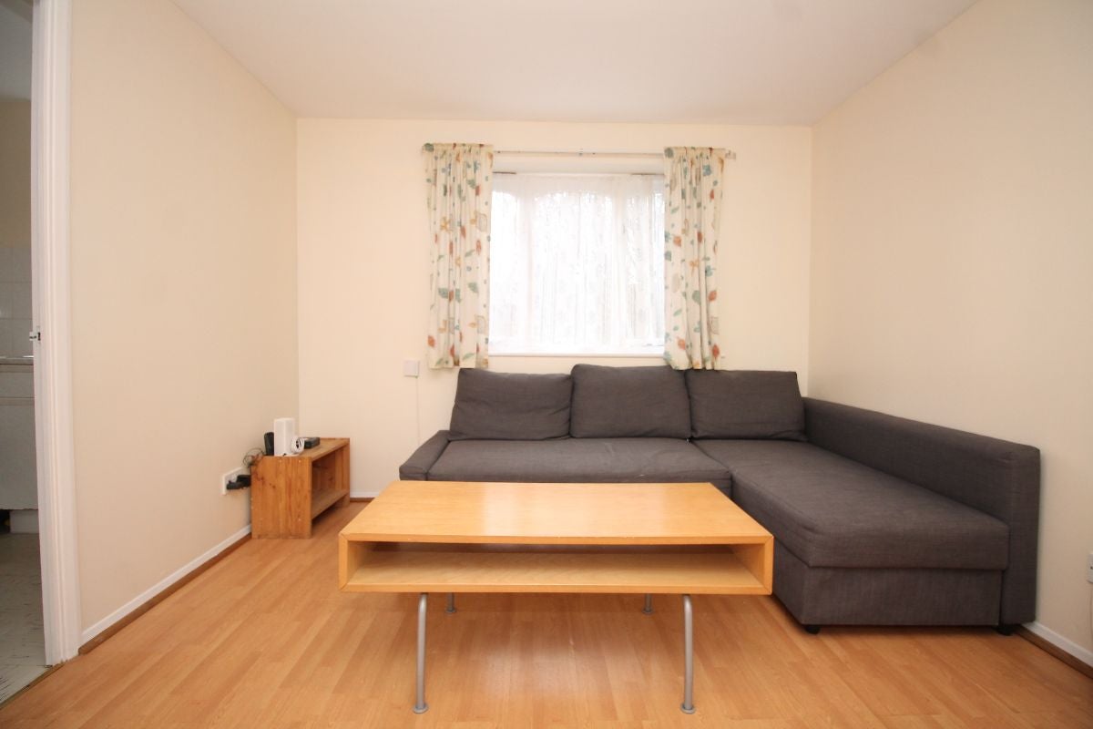 Flat Telegraph Place in Greater London