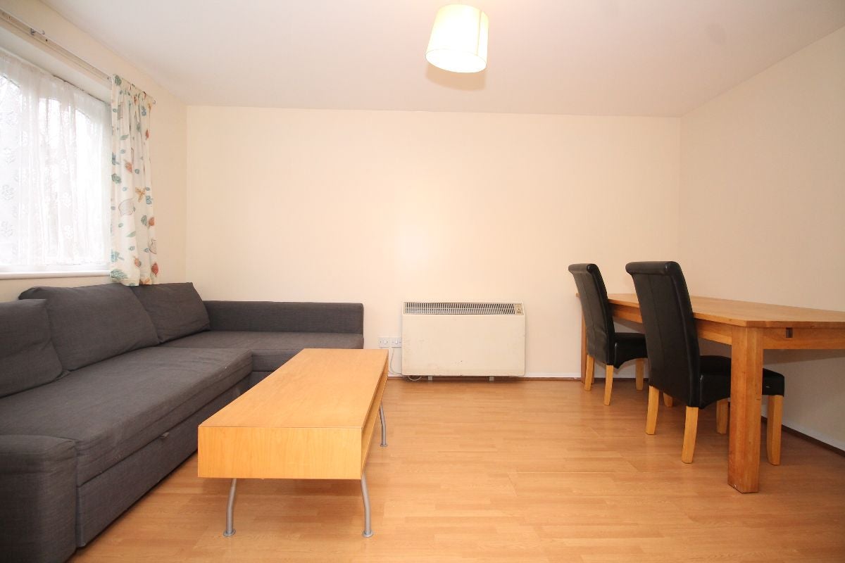 Flat Telegraph Place in Greater London