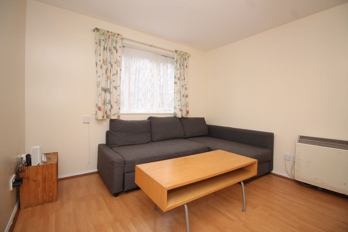Flat Telegraph Place in Greater London