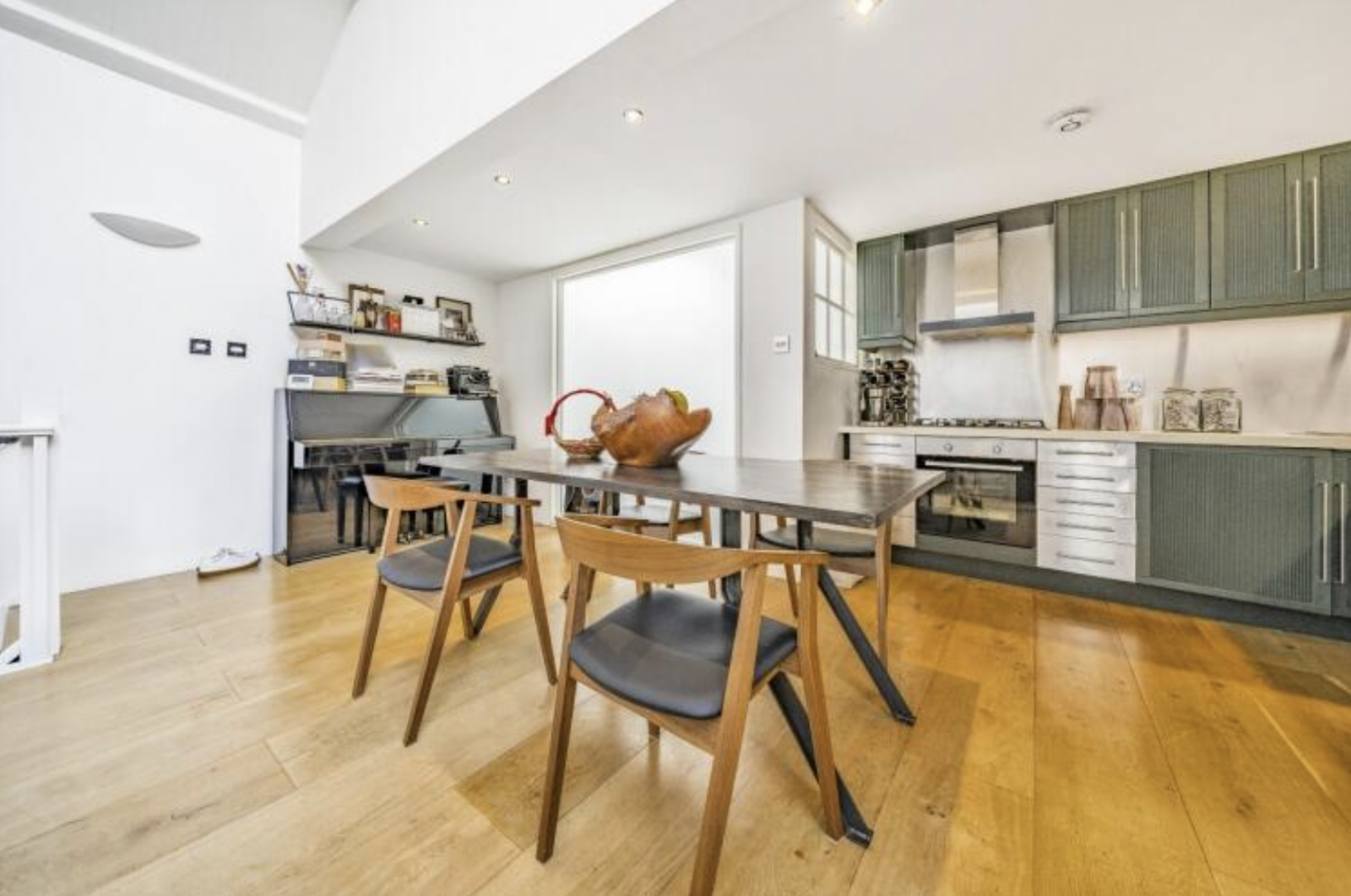 Flat Welmar Mews in Greater London
