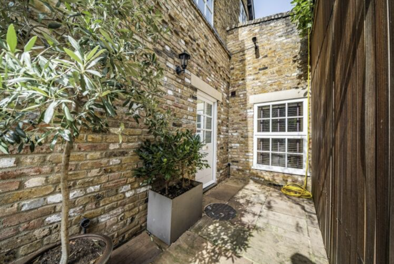 Flat Welmar Mews in Greater London
