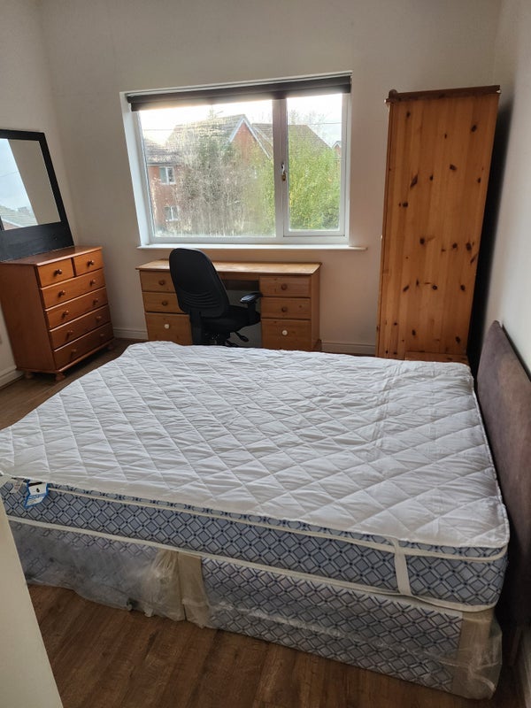 Room Worsley Avenue in Manchester