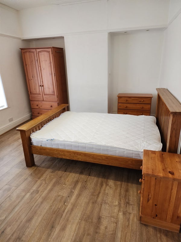 Room Worsley Avenue in Manchester