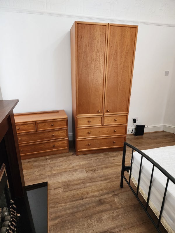 Room Worsley Avenue in Manchester