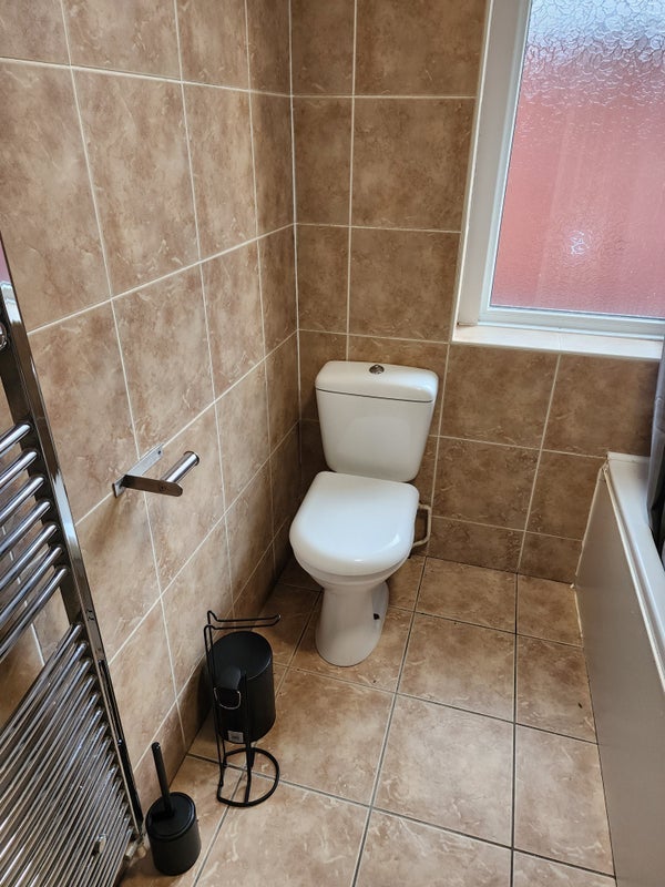 Room Worsley Avenue in Manchester