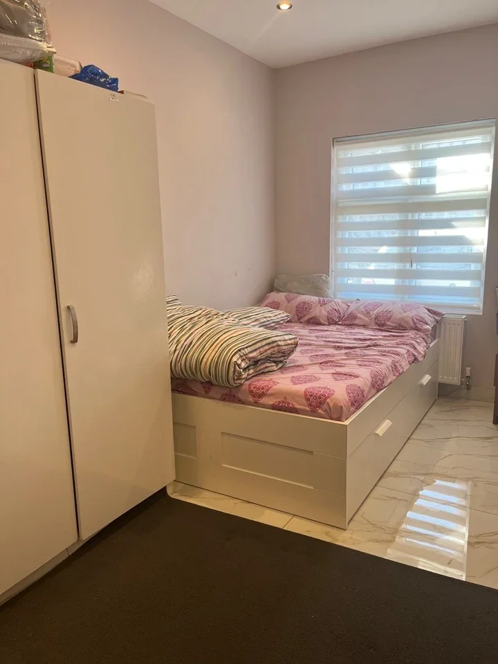 Room Montrose Avenue in Greater London