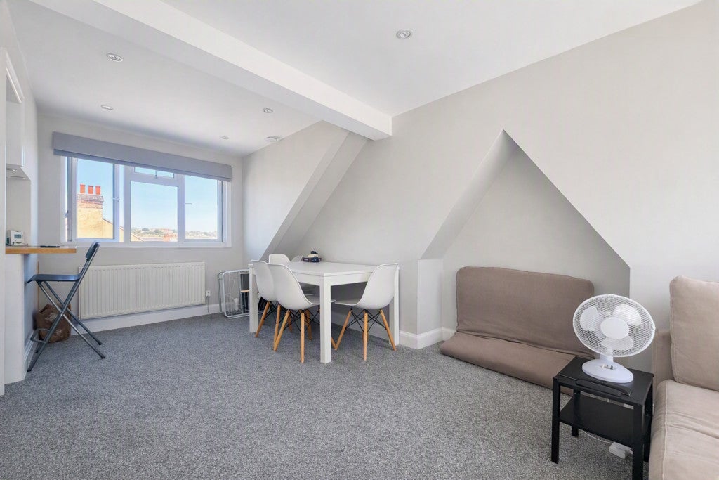 Flat Kingston Road in Greater London