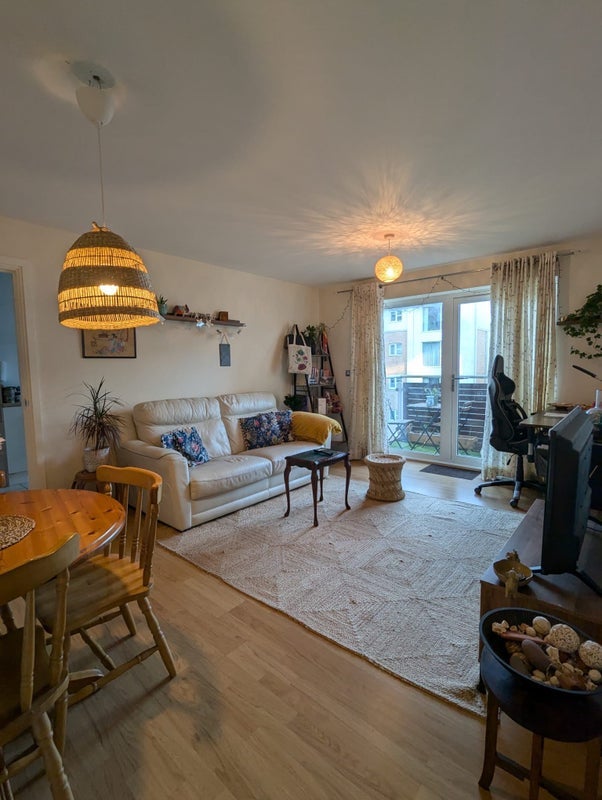 Room Overstone Court in Cardiff