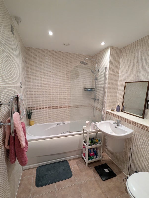 Room Overstone Court in Cardiff
