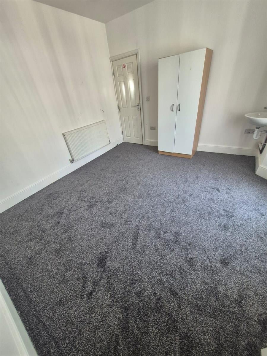Room Bigham Road in Liverpool