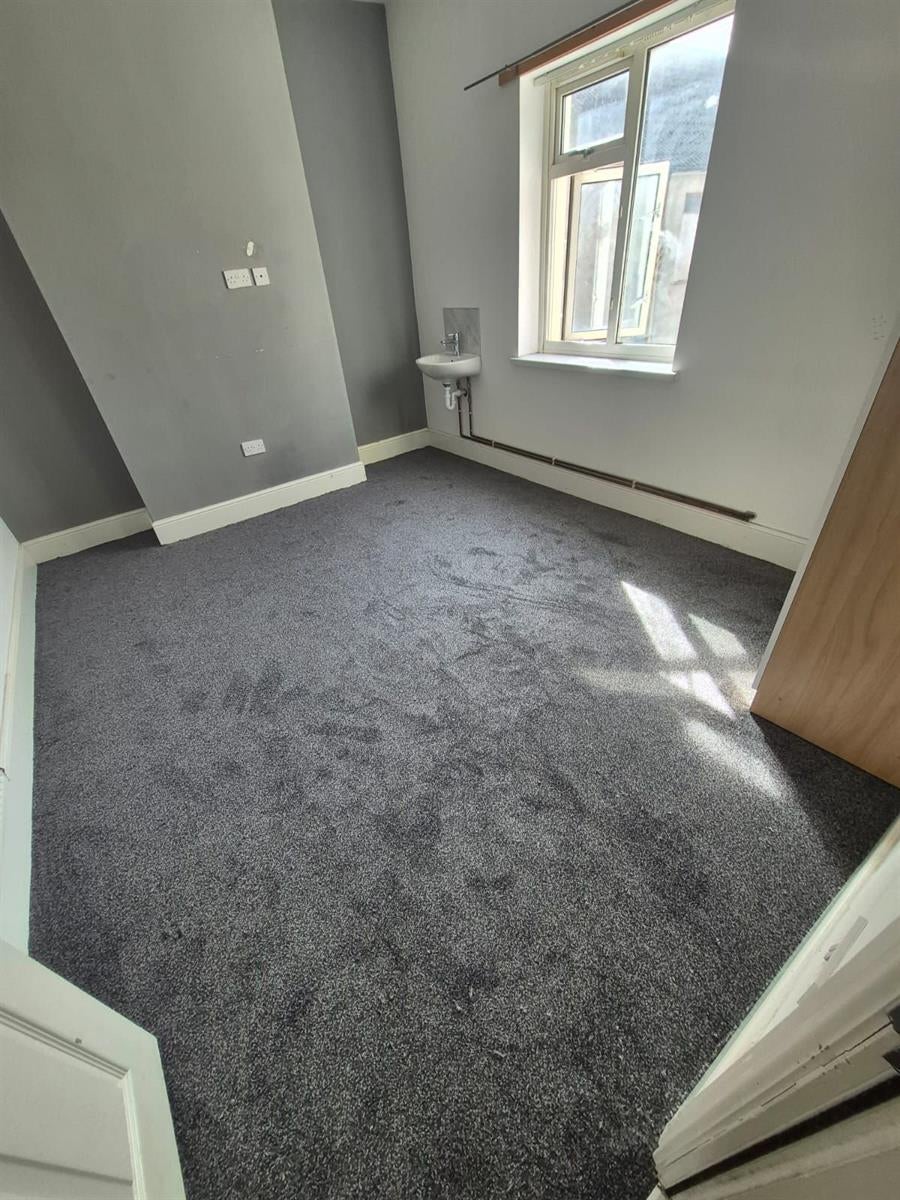 Room Bigham Road in Liverpool