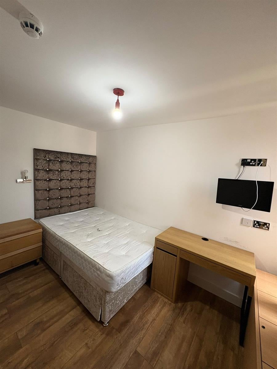 Room Bigham Road in Liverpool