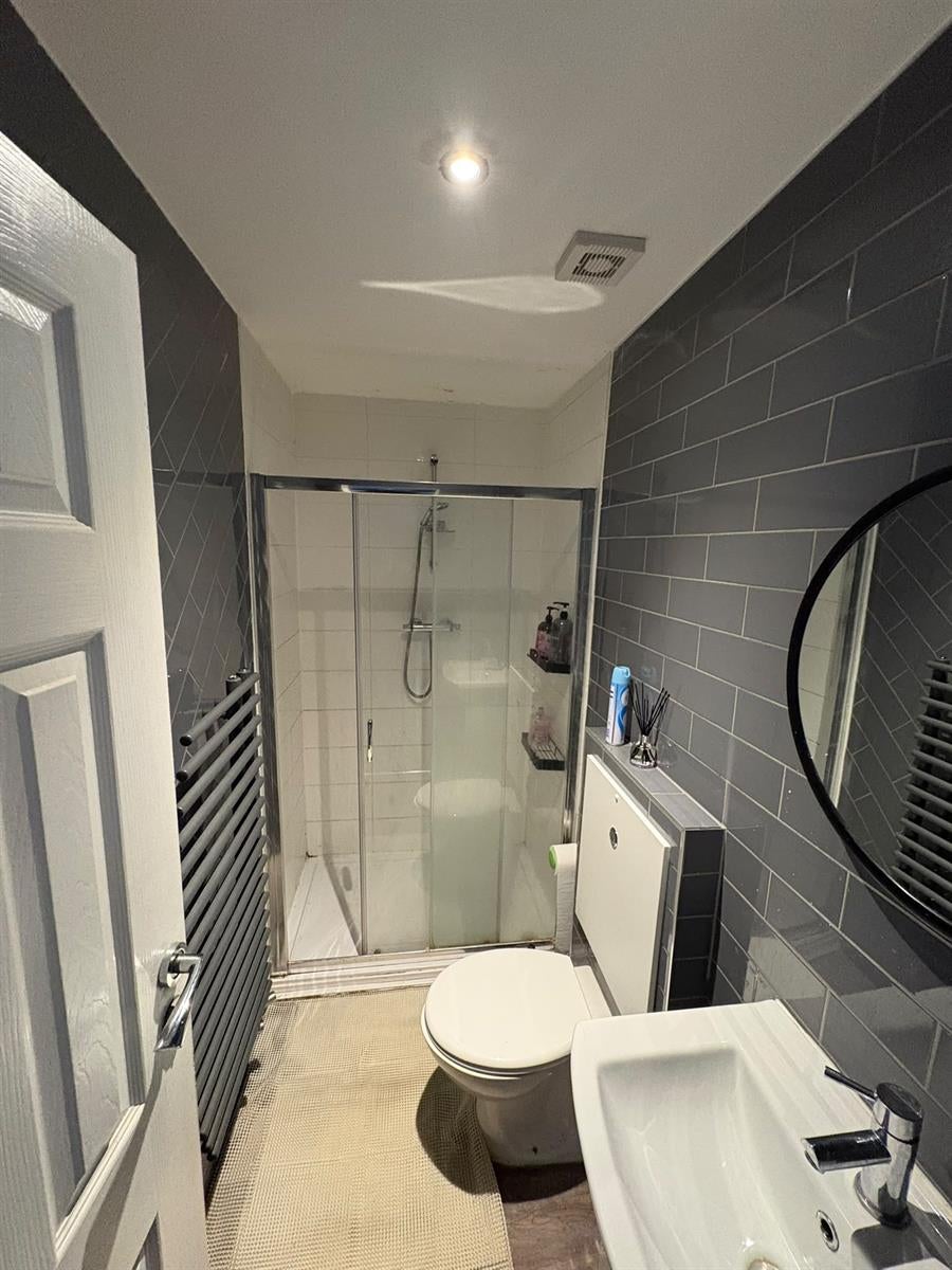 Room Bigham Road in Liverpool