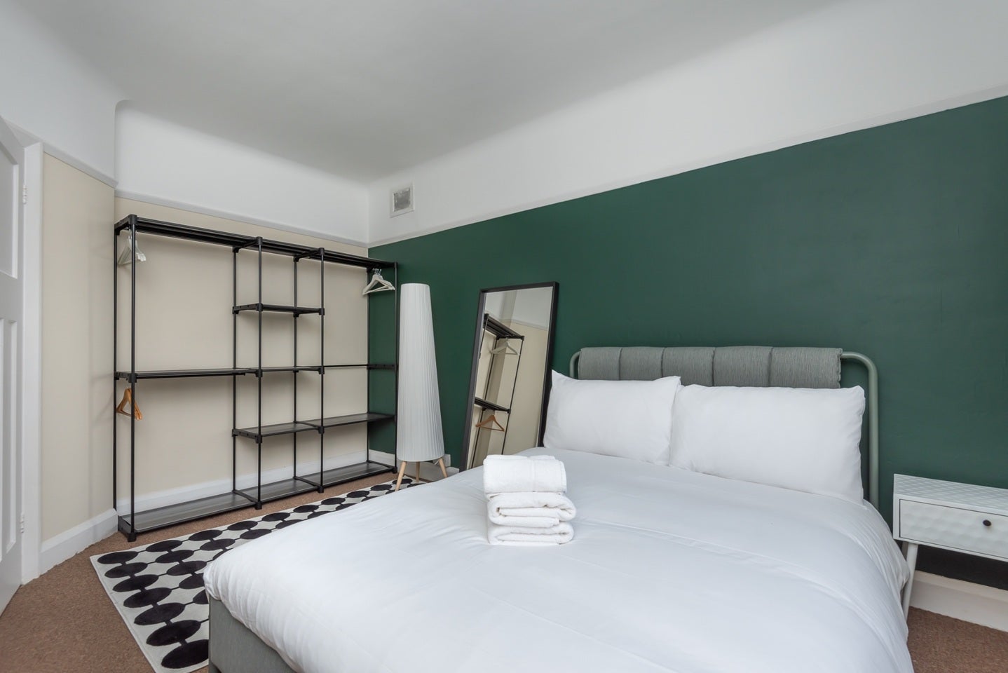 Flat Hamilton Road in Greater London