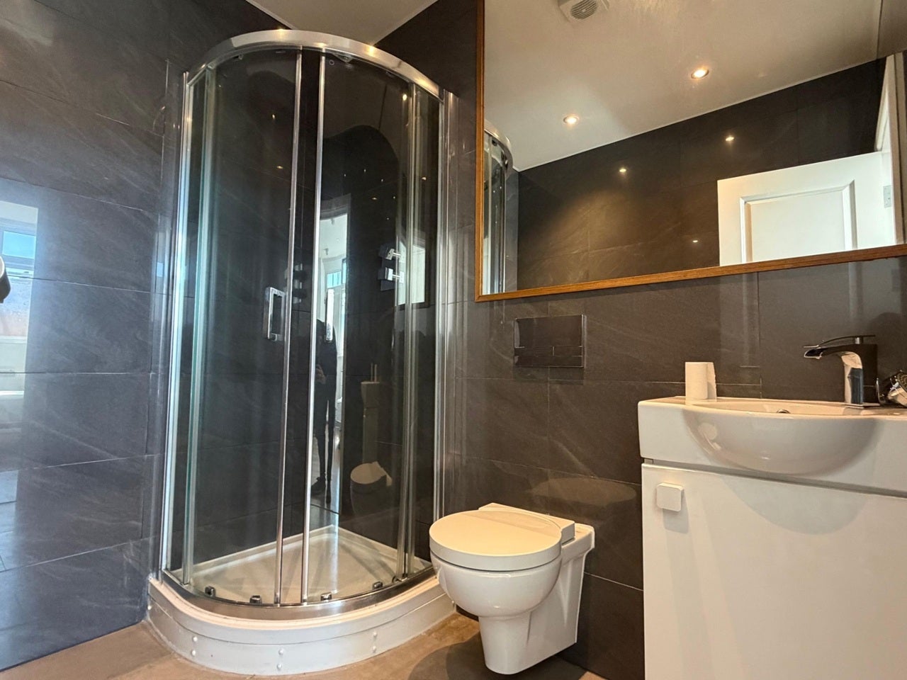 Flat Westbourne Court in Greater London