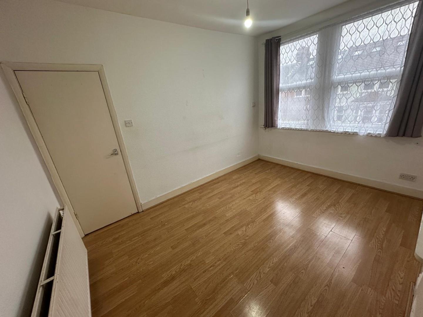 Flat Carlingford Road in Greater London